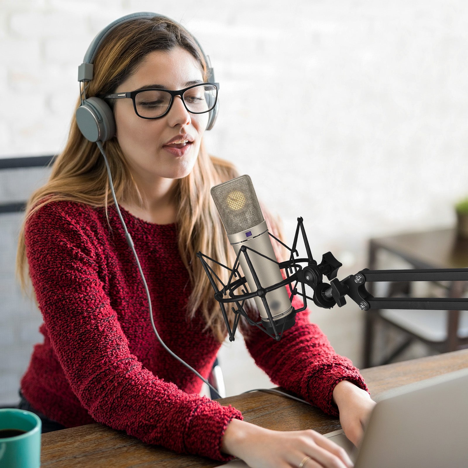 GEEKRIA pour Creators Support Anti-Vibrations pour Microphone Compatible avec Neumann TLM 103, TLM 102, U 87 AI, TLM 67, Adaptateur de Suspension avec Pince (Champagne/Métal